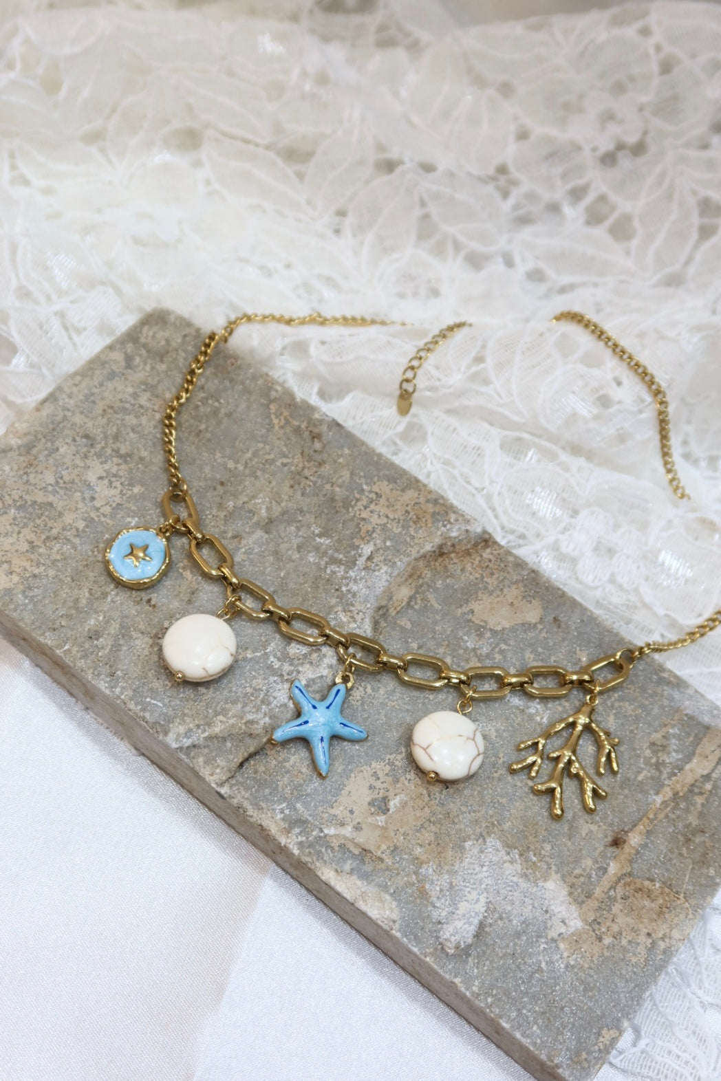 Κολιέ ατσάλι σε χρυσό χρωμα κοχύλια με charms