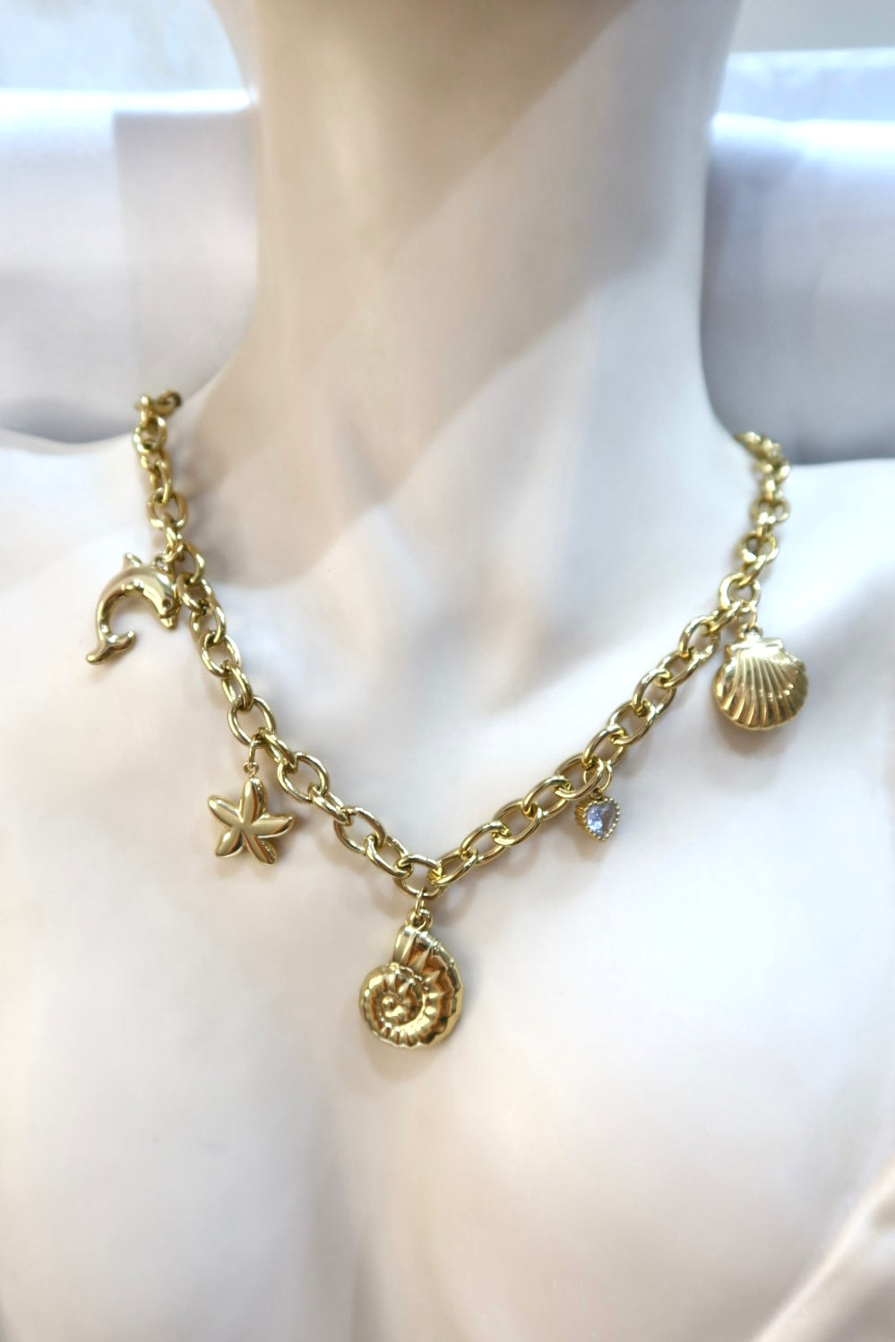 Κολιέ ατσάλι σε χρυσό χρώμα κοχύλια και charms