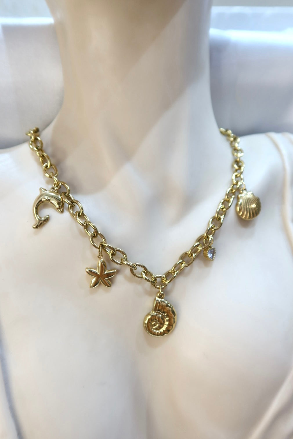 Κολιέ ατσάλι σε χρυσό χρώμα κοχύλια και charms