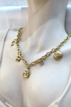 Κολιέ ατσάλι σε χρυσό χρώμα κοχύλια και charms