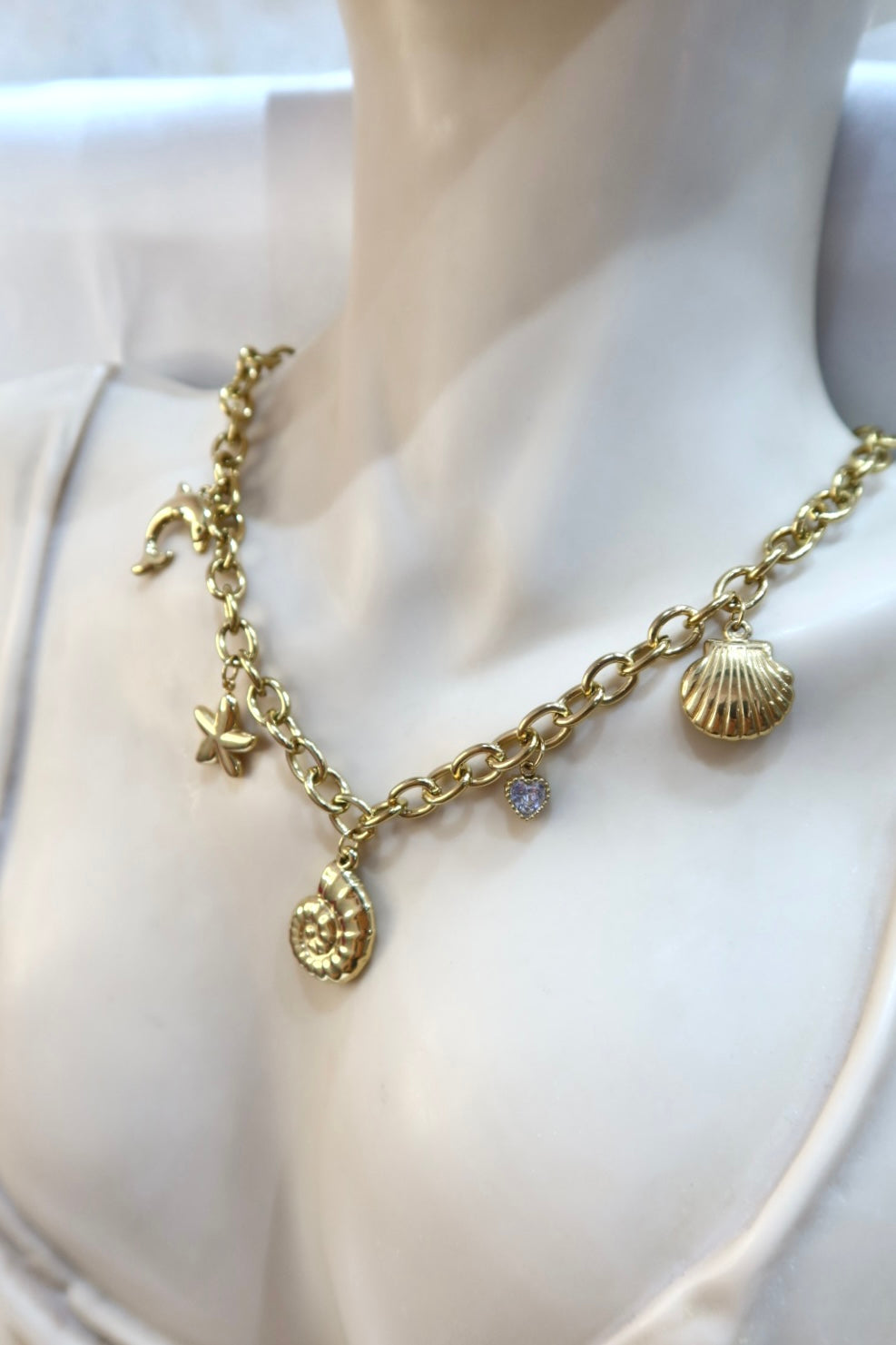 Κολιέ ατσάλι σε χρυσό χρώμα κοχύλια και charms