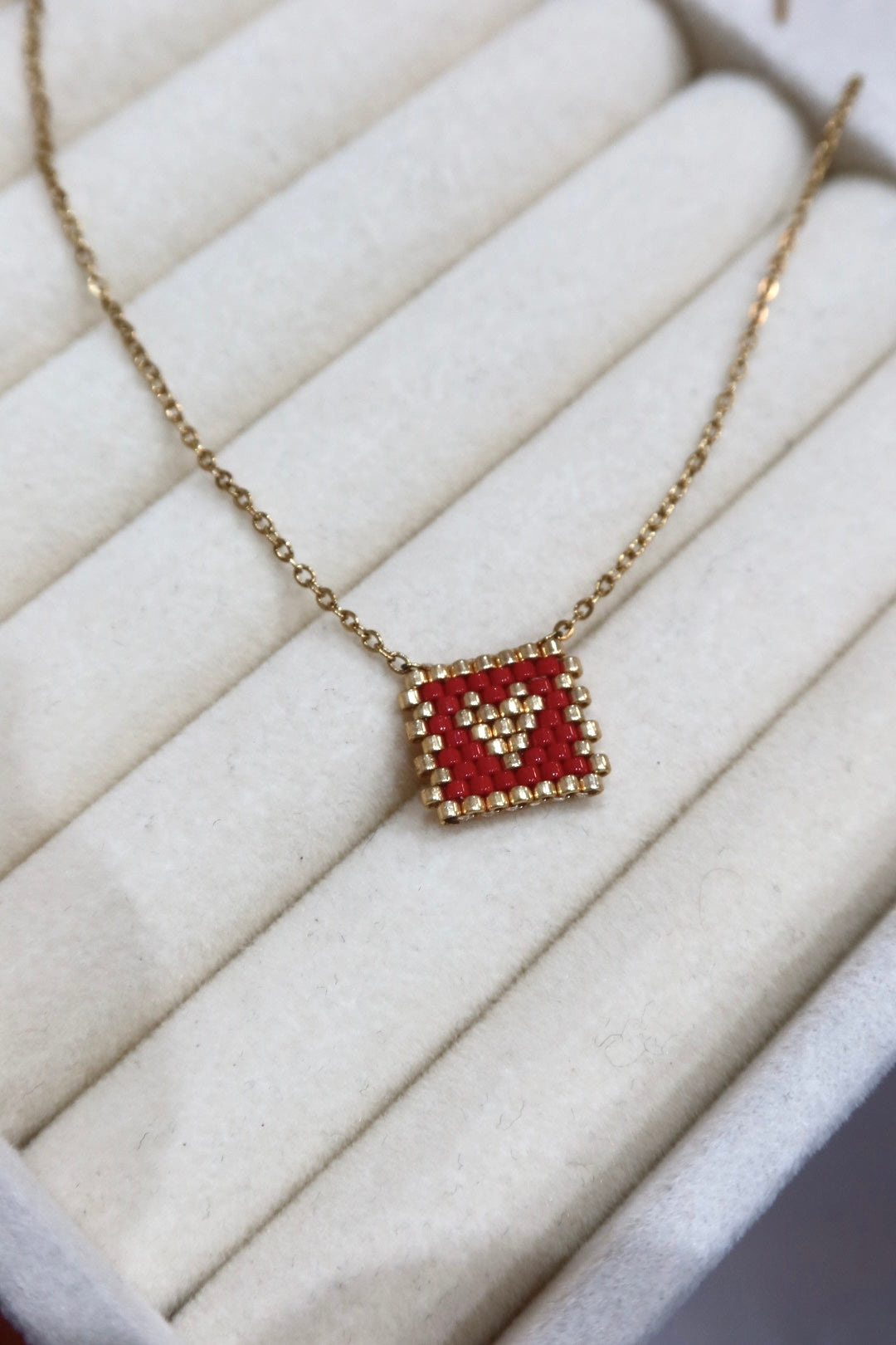 Κολιέ ατσάλι σε χρυσό χρώμα καρδιά κόκκινο