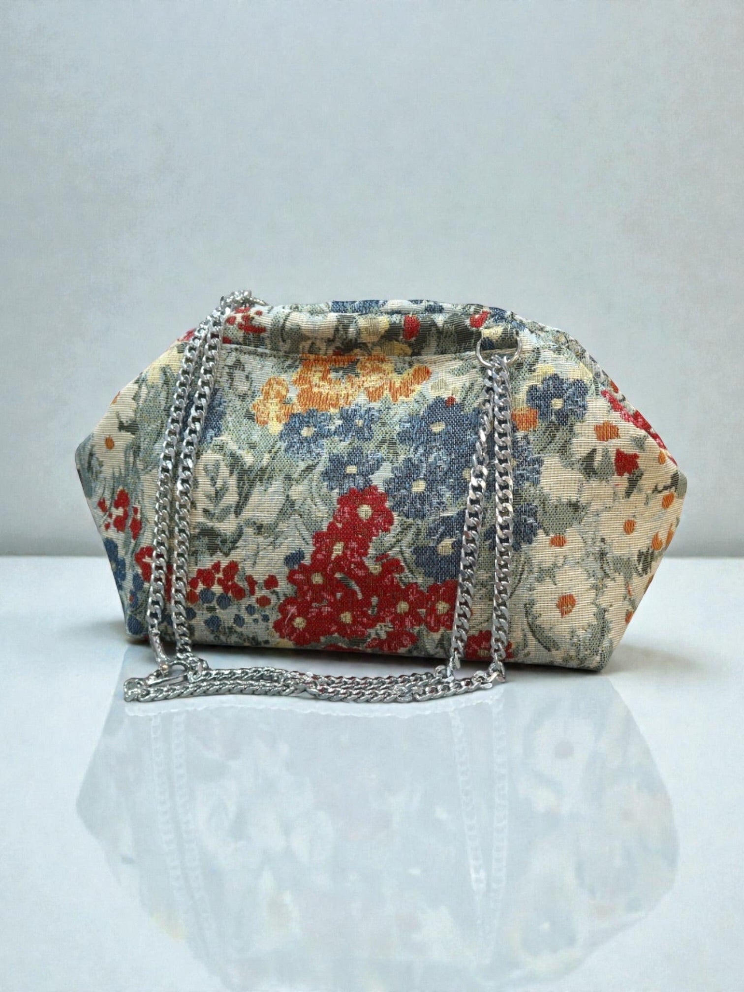 Thalia / Medium frame bag daisies red