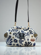 Thalia / Medium frame bag white blue designs